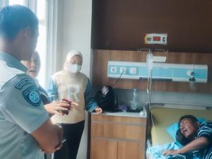 Petugas Jasa Raharja Samsat Cimahi Giat Kunjungan Pasien Laka Lantas ke RS Dustira