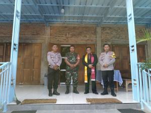 Personel Polsek Bantargebang Monitoring dan Pengamanan Ibadah Isa Al-Masih di Sejumlah Gereja