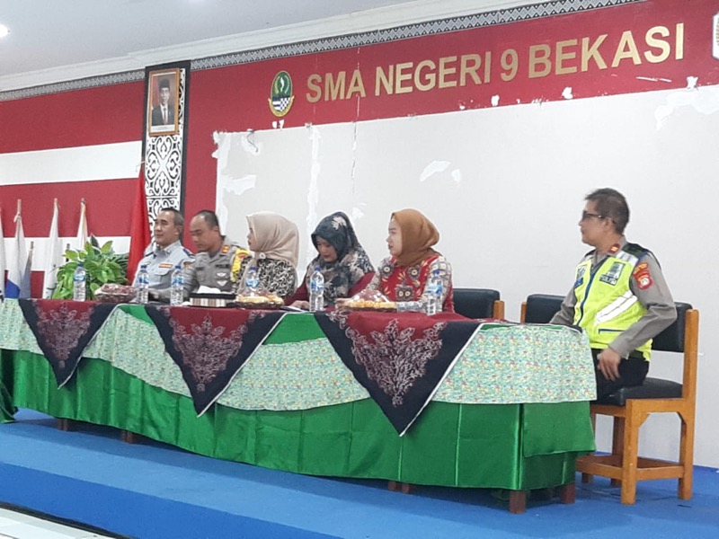 Binmas Polsek Bantar Gebang Berkolaborasi dengan KPL Sosialisasi Keselamatan Berlalu Lintas di SMAN 9 Kota Bekasi