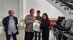 Bhabinkamtibmas dan Babinsa Monitoring Giat Penyaluran Bantuan Pangan di Kelurahan Ciketing Udik