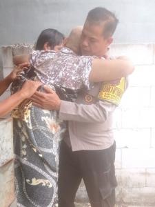 Bhabinkamtibmas Selamatkan Pria Depresi Hendak Bunuh Diri