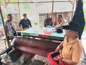 Sinergitas TNI-Polri Kongkow Bareng Warga Bina Kerukunan di Kelurahan Padurenan