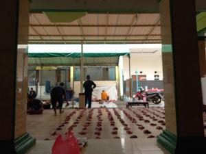 Sinergitas TNI-Polri Pastikan Kelancaran Penyembelihan dan Distribusi Hewan Qurban di Kelurahan Sumurbatu