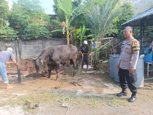 Peran Bhabinkamtibmas Dalam Menjaga Kemananan Hari Raya Idul Adha di Kelurahan Padurenan