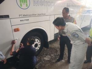 Satlantas Polrestro Bekasi Kota Gelar Ramp Check Bus Pariwisata PT Metropolitan Jaya Raya