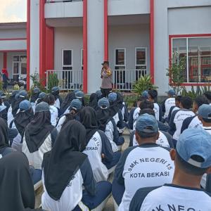 Bhabinkamtibmas Kelurahan Padurenan Berikan Arahan Kepada Siswa SMKN 15 Dalam Persiapan PKL