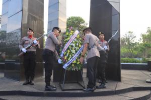 Kenang Jasa Pahlawan Jelang HUT ke-78 Bhayangkara Polrestro Bekasi Kota Ziarah dan Tabur Bunga