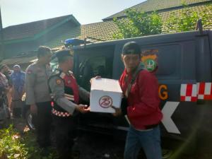 Peringati HUT ke-78 Bhayangkara, Polsek Bantargebang Giat Pemberian Bantuan Sosial Bagi Warga Slum Area