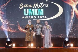 Sukses Bawa Mitra Binaan Rumah Sandal Geulis Go Internasional, Jasa Raharja Raih Predikat Gold dalam Ajang Bina Mitra UMKM Award 2024