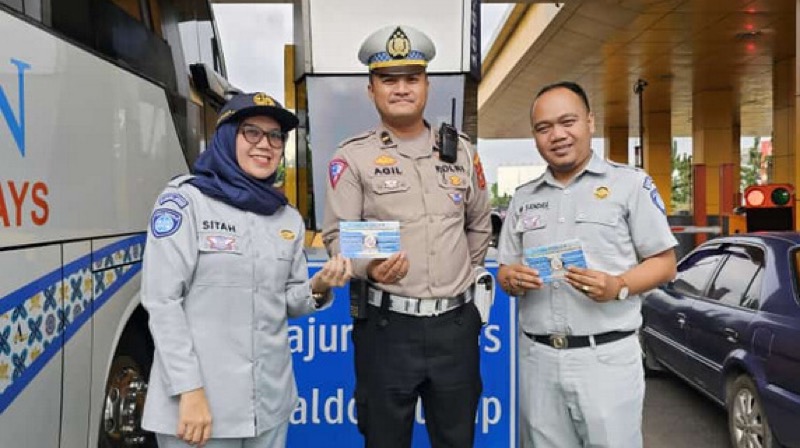 Jasa Raharja Giat Aksi Cegah Laka Lantas dengan Menempelkan Stiker Tips Aman Berkendara Bersama Jasa Marga dan PJR