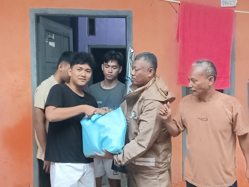 Senyum Bahagia Warga Kelurahan Padurenan Menerima Bantuan Sembako