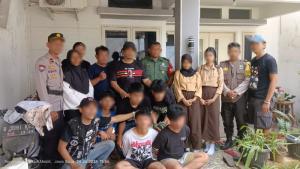 Bhabinkamtibmas Jatimurni Dampingi Penggrebegan Anak Tawuran di Kontrakan Wilayah Jatimurni