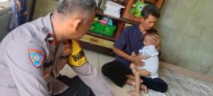 Polri Peduli, Bhabinkamtibmas Padurenan Jenguk Warga yang Sakit
