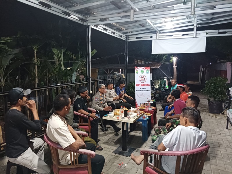 Kanit Binmas Polsek Bantargebang Berikan Arahan dan Imbauan Keamanan Bagi Masyarakat Dalam Ngopi Kamtibmas