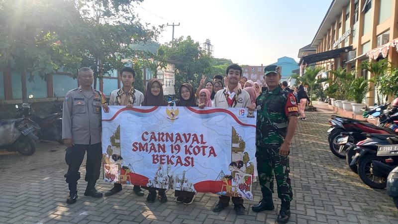 Sinergitas TNI-Polri Jamin Keamanan dan Kelancaran Karnaval SMAN 19 Kota Bekasi