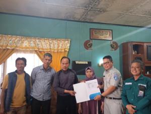 Jasa Raharja Bersama BPKP Secara Simbolis Serahkan Santunan Meninggal Dunia di Punclut Kecamatan Lembang