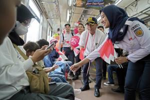 HUT Ke - 79 RI, KAI Commuter Bagikan Bendera Merah Putih, Balon dan Coklat serta meluncurkan KMT Tematik