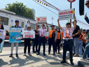 Jaga Keselamatan Di Perlintasan KAI Commuter bersama KAI Daop 1 Jakarta dan Korlantas Polri Gelar Sosialisasi Keselamatan Secara Serentak