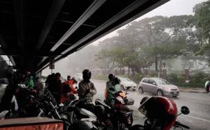 Pengendara Motor Berteduh di Bawah Jembatan Layang dan Underpass saat Hujan Bakal Kena Denda