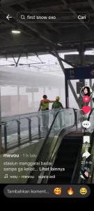 Viral di Medsos, Petugas Keamanan dan Cleaning Membantu Penumpang yang Terjebak Hujan Deras di Stasiun Manggarai