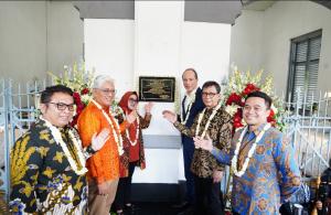 KAI Wisata Dukung Peletekan Plakat Arthur Rimbaud Penyair Prancis di Stasiun Tuntang
