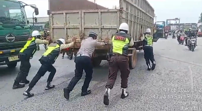 Aksi Heroik Polisi dan Satpam, Kompak Dorong Truk Mogok