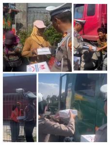 Berkah Ramadhan, Satlantas Polres Pelabuhan Tanjung Priok Bagikan Makanan Buka Puasa, untuk Sopir, Petugas Kebersihan dan Buruh