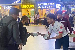 Apresiasi Pelanggan Berpuasa KAI Commuter Sediakan Takjil Gratis Bagi Pengguna Commuter Line di Stasiun Transit
