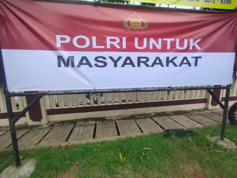 Polsek Bantar Gebang Melakukan Pemasangan Spanduk Polri untuk Masyarakat
