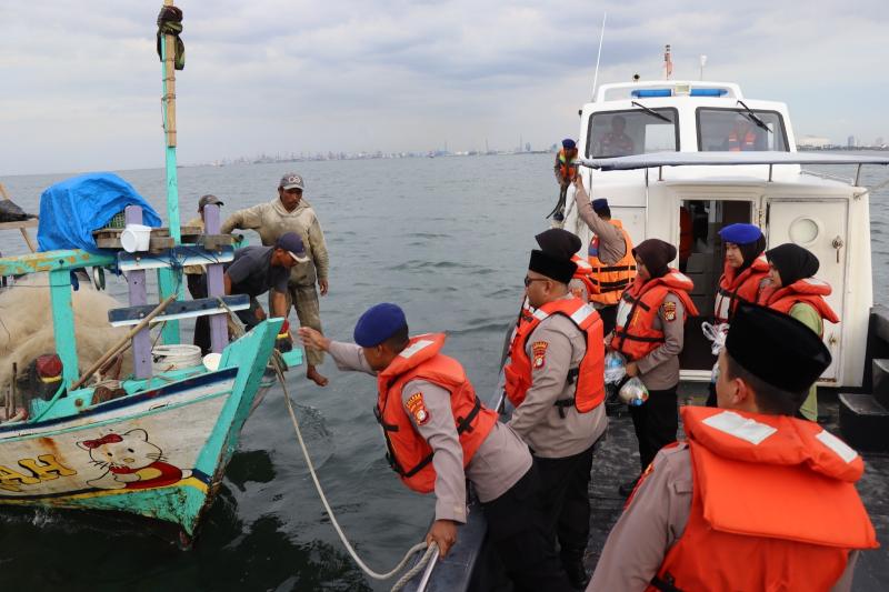 Kapolres Kepulauan Seribu Bagikan Takjil kepada Nelayan dalam Safari Ramadhan