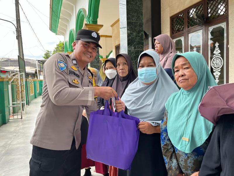 Sinergitas TNI-Polri Bersama Yayasan Gereja Kerinduan Salurkan Bantuan Sembako di Kelurahan Cikiwul