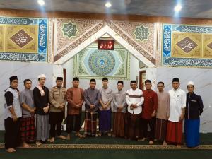 Sinergitas Polri dan Aparatur Pemerintah Kelurahan Cimuning Laksanakan Sholat Tarawih Keliling