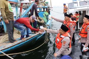 Kapolres Kepulauan Seribu Berbagi Takjil kepada Nelayan dalam Safari Ramadhan 2025