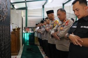 Polres Kepulauan Seribu Gelar Sholat Ghaib di Masjid Baitul Jannah