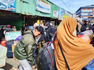 Pemudik Penuh Sesak di Loket Pejualan Tiket Terminal Bekasi