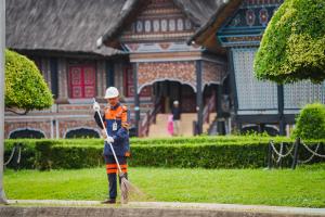 KAI Services Kolaborasi dengan TMII untuk Jasa Kebersihan dan Pertamanan di Area TMII