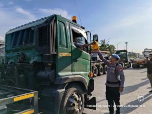 Polres Pelabuhan Tanjung Priok Berikan Sembako kepala Sopir Truk