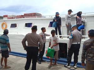 Polsek Kepulauan Seribu Utara Bantu Penumpang di Dermaga, Wujudkan Wisata Aman dan Nyaman