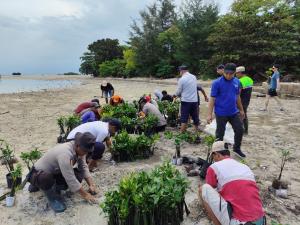 Aipda Hendra Kristianda dan Bripka Khohim Chovivi Ikut Tanam 3.700 Pohon Mangrove di Pulau Pari Sambut Hari Bumi