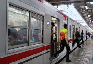 Peringatan May Day, Situasi Stasiun Siang Ini Di Sekitar Pusat Perayaan Terpantau Ramai dan Kondusif