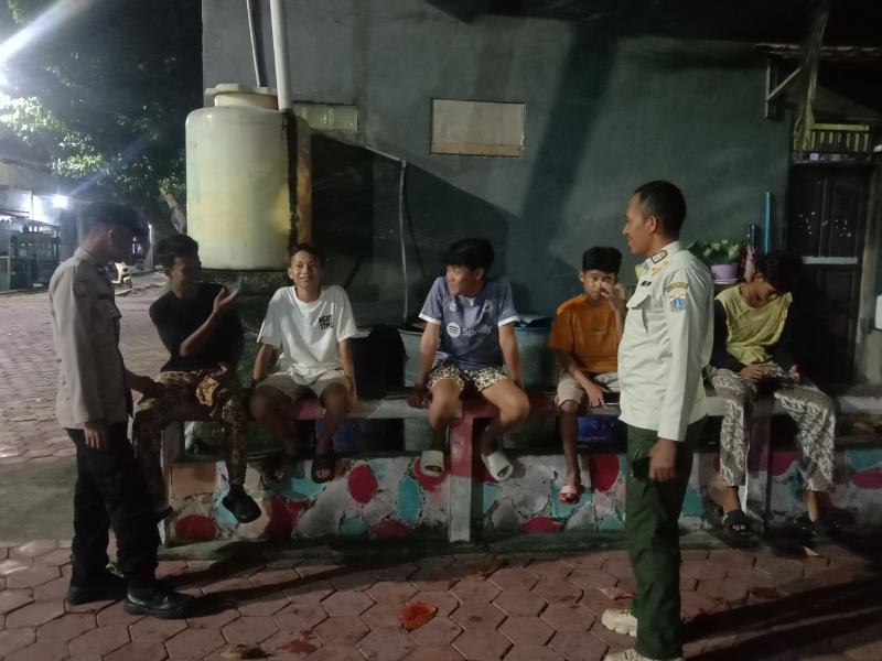 Polisi Baik Humanis, Polsek Kepulauan Seribu Utara Patroli Malam Sampaikan Imbauan Cegah Judi Online dan Tawuran
