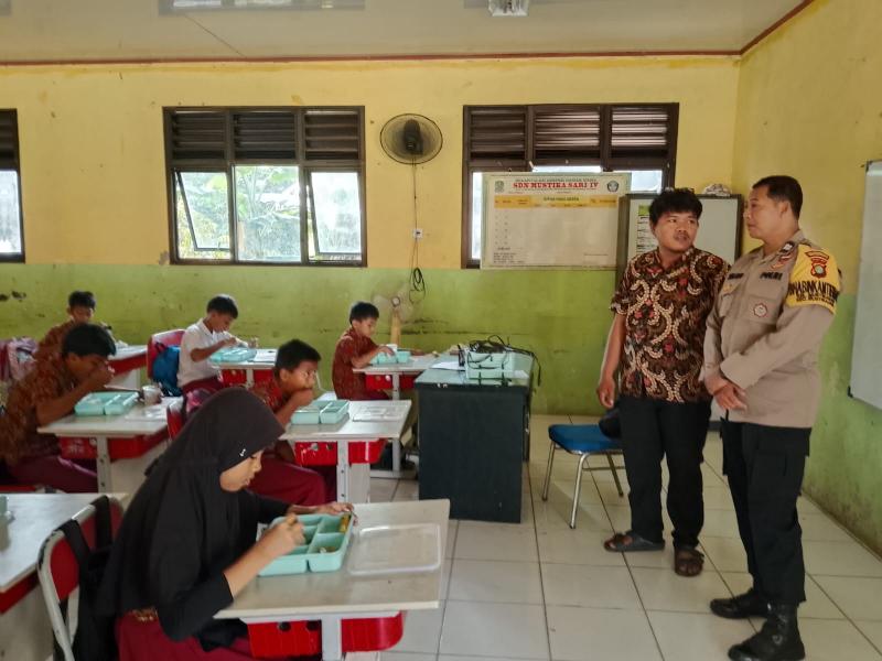 Bhabinkamtibmas Kelurahan Mustikasari Monitoring Program MBG di SDN Mustikasari IV