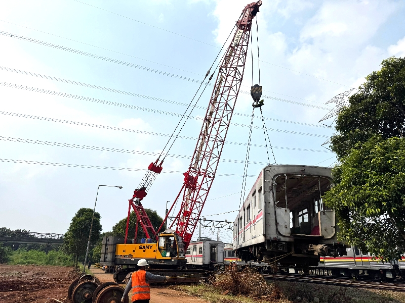 Buktikan Kapasitas Dalam Heavy Cargo, KAI Logistik Lakukan Pengelolaan Logistik 55 Unit Rencana KRL Afkir di Depo KRL Depok