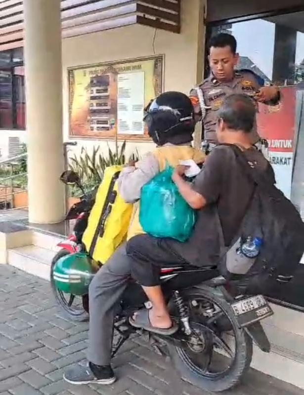 Polisi Bantu Seorang Kakek yang Kehabisan Ongkos Pulang ke Daerah Serang