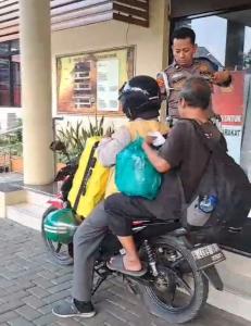 Polisi Bantu Seorang Kakek yang Kehabisan Ongkos Pulang ke Daerah Serang