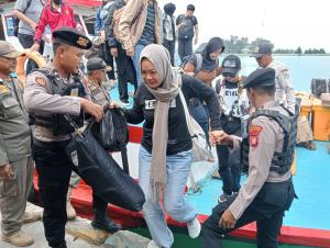 Polsek Kepulauan Seribu Utara Bantu Penumpang Turun dari Kapal, Wujudkan Pengamanan Humanis di Dermaga