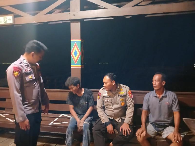 Polsek Kepulauan Seribu Utara Patroli Malam Imbau Warga Tak Terlibat Judi Online