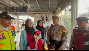 Polisi Bantu Ibu dan Tiga Anak Tersesat di Jakarta