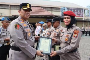 Kapolres Tanjung Priok Pimpin Upacara Kenaikan Pangkat dan Penghargaan: Apresiasi untuk Pengabdian dan Sinergi dengan Masyarakat
