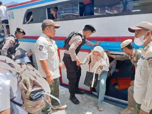Polsek Kepulauan Seribu Utara Bantu Penumpang di Dermaga, Wujudkan Wisata Aman dan Nyaman